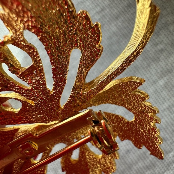 Vintage Gold Leaf Brooch - Picture 10 of 15